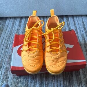 Nike W AIR VAPORMAX PLUS LASER ORANGE Size 8